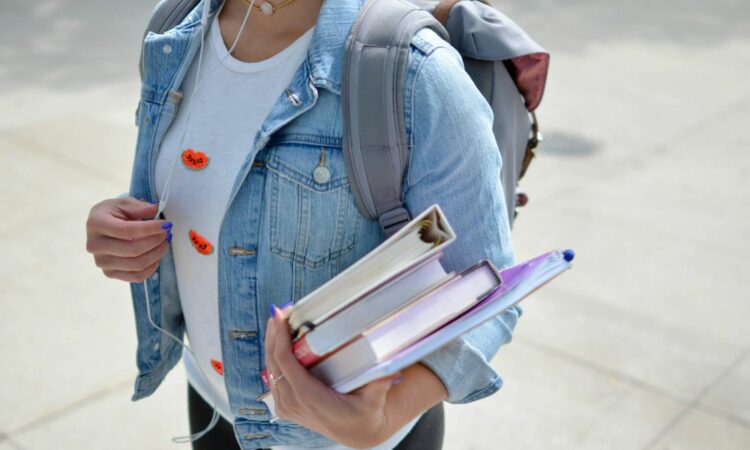 4 Sisi Terang Mahasiswa Kupu-Kupu yang Selama Ini Dipandang Sebelah Mata Mojok.co