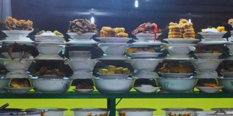 8 Tips Aman Menikmati Menu Rumah Makan Padang yang Katanya Red Flag Mojok.co