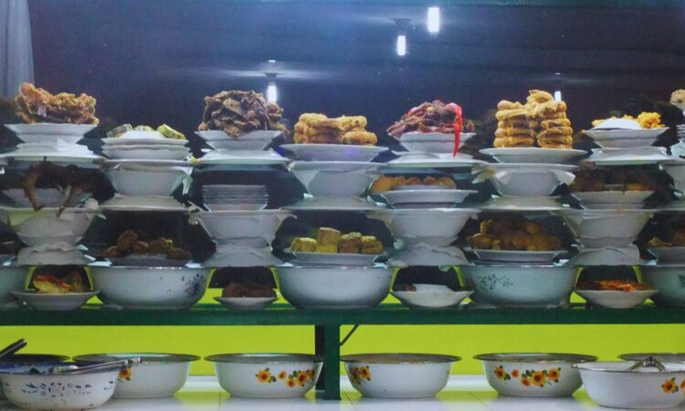 8 Tips Aman Menikmati Menu Rumah Makan Padang yang Katanya Red Flag Mojok.co