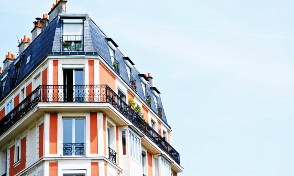 4 Perilaku Penjaga Kos yang Diam-diam Dibenci Penghuninya Mojok.co