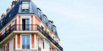 4 Perilaku Penjaga Kos yang Diam-diam Dibenci Penghuninya Mojok.co