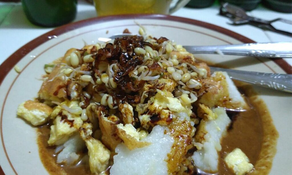 3 Dosa Penjual Tahu Tek Surabaya yang Bikin Pelanggan seperti Saya Mikir Dua Kali Sebelum Jajan Mojok.co