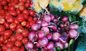 4 Kelakuan Pembeli yang Bikin Tukang Sayur Keliling Ingin Ganti Kerjaan