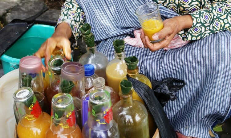 5 Sisi Gelap Penjual Jamu: Bukannya Bikin Sehat, Malah Bikin Pembeli Resah Mojok.co
