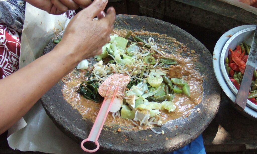 4 Perbedaan Gado-gado Jogja dan Gado-gado Jakarta yang Bikin Lidah Orang Ibu Kota seperti Saya Kaget Mojok.co