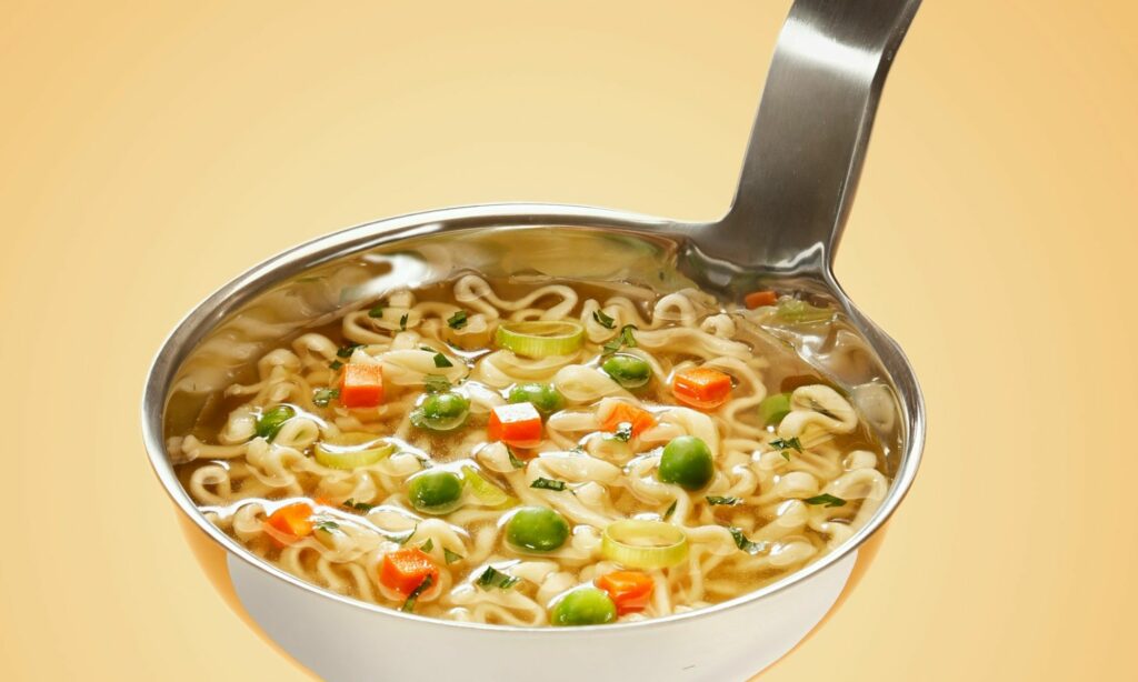 Pengalaman Pertama Kali Mencicipi Mie Sedaap Singapore Spicy Laksa dan Pelajaran Hidup di Baliknya Mojok.co