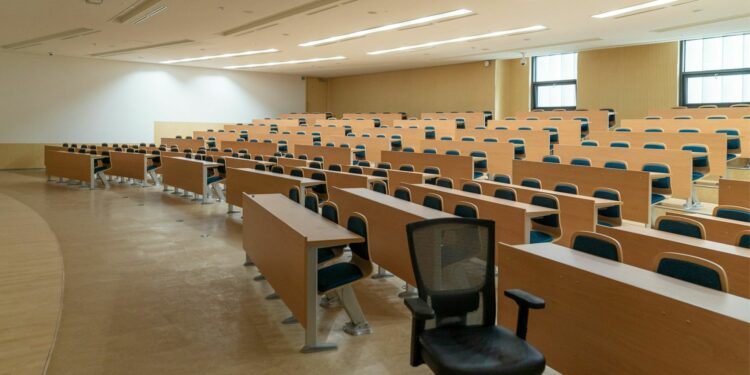 Selalu Diajar Dosen Nggak Becus, Sekalinya Ketemu Dosen Baik Dikit Jadi Dianggap Hebat, padahal Itu Bare Minimum Mojok.co