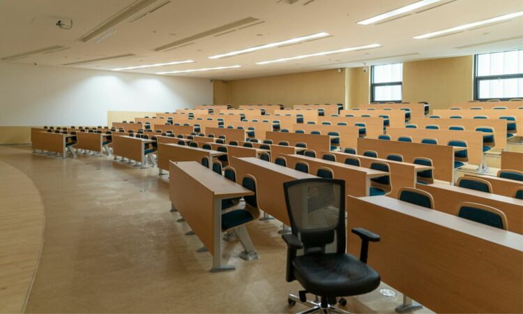 Selalu Diajar Dosen Nggak Becus, Sekalinya Ketemu Dosen Baik Dikit Jadi Dianggap Hebat, padahal Itu Bare Minimum Mojok.co