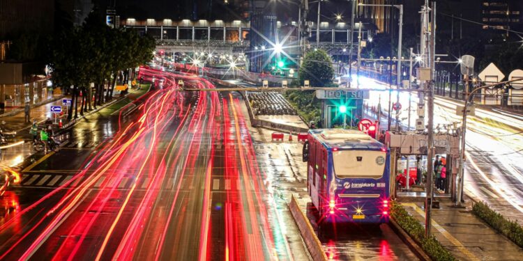5 Penderitaan Warga Tangerang yang Sehari-hari Naik Transjakarta Koridor T11 Mojok.co