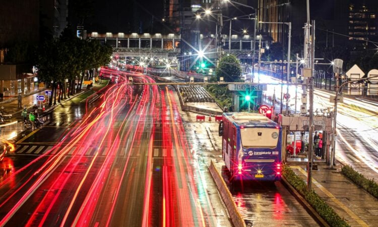 5 Penderitaan Warga Tangerang yang Sehari-hari Naik Transjakarta Koridor T11 Mojok.co