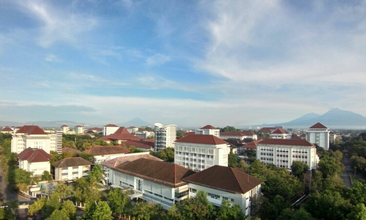 UGM Bukan Kampus Overrated bagi Orang yang Pernah Merasakan Kuliah di Kampus Medioker Mojok.co