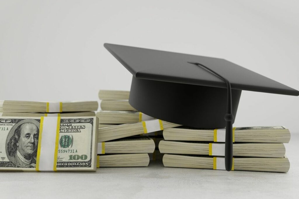 Cari Beasiswa di Kampus Swasta Sulit, Masih Lebih Banyak Stok Mie Instan di Kosan