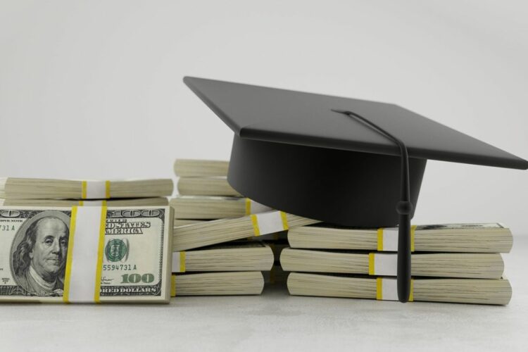 Cari Beasiswa di Kampus Swasta Sulit, Masih Lebih Banyak Stok Mie Instan di Kosan