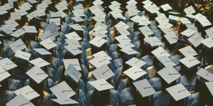 4 Perbedaan Kuliah Jenjang D4 dan S1 yang Perlu Dipahami biar Nggak Salah Pilih