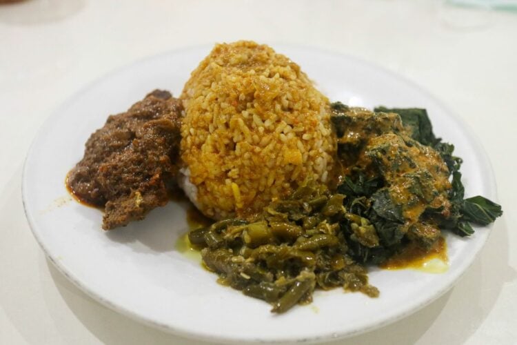 Nasi Padang Keliling: Makan Enak Nggak Harus di Rumah Makan