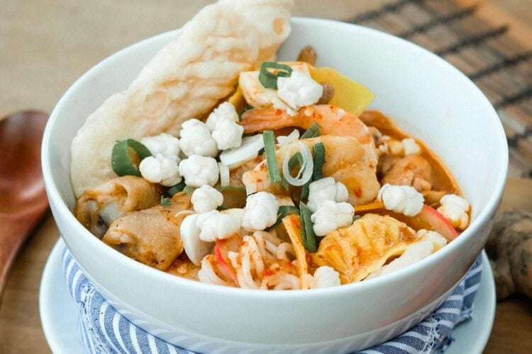 5 Tips Makan Seblak biar Lambung Aman Nggak Jadi Korban