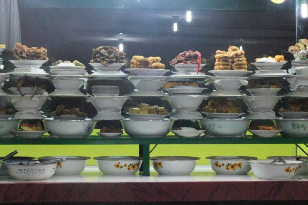 7 Dosa Rumah Makan Padang yang Bikin Pelanggan Kapok Balik Lagi