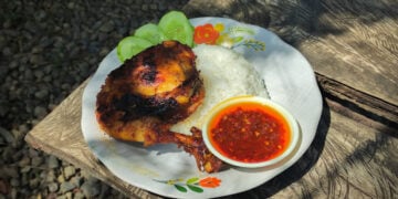 Ilustrasi Ayam Bakar Artomoro, Makanan Viral Terbaik Milik Jogja (Unsplash)