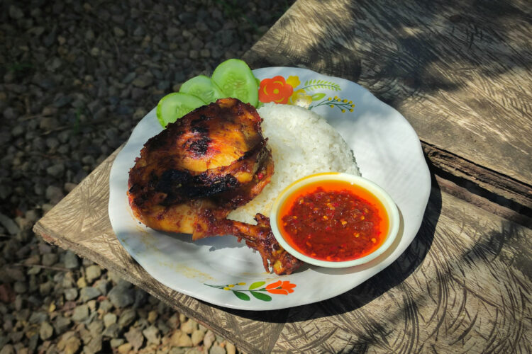 Ilustrasi Ayam Bakar Artomoro, Makanan Viral Terbaik Milik Jogja (Unsplash)