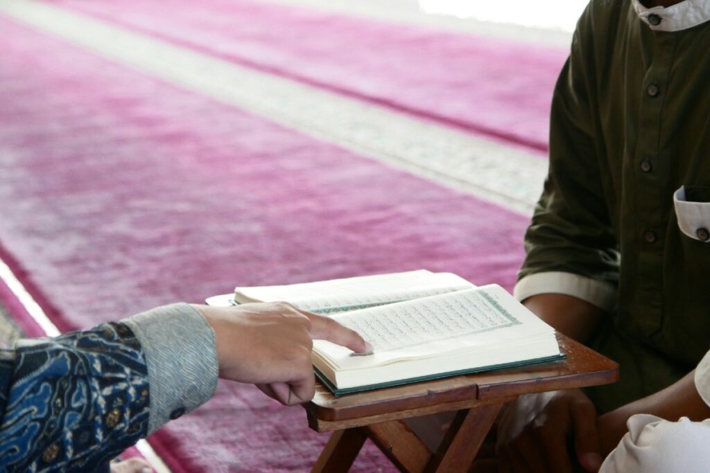 Keresahan Guru Ngaji Dituntut Sempurna, padahal Manusia Biasa (Unsplash)