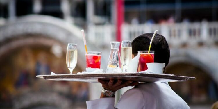 Sisi Gelap Kerja FnB Caci Maki Dinormalisasi Bikin Mental Hancur (Unsplash)