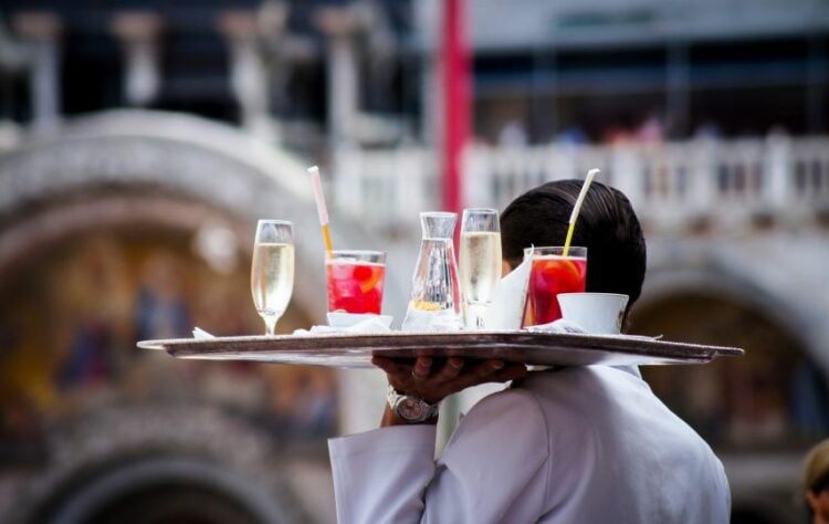 Sisi Gelap Kerja FnB Caci Maki Dinormalisasi Bikin Mental Hancur (Unsplash)