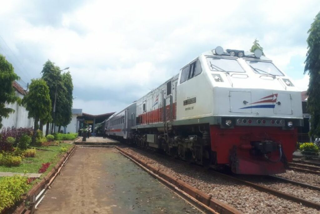 Naik Kereta Dhoho Penataran dari Surabaya ke Kediri: Mata Dimanjakan, tapi Punggung Tersiksa