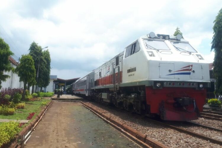 Naik Kereta Dhoho Penataran dari Surabaya ke Kediri: Mata Dimanjakan, tapi Punggung Tersiksa