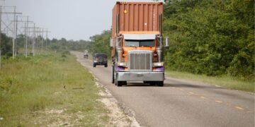 Review Truk Kontainer: Rasanya Kayak Duduk di Kursi Pijat Raksasa Gratisan