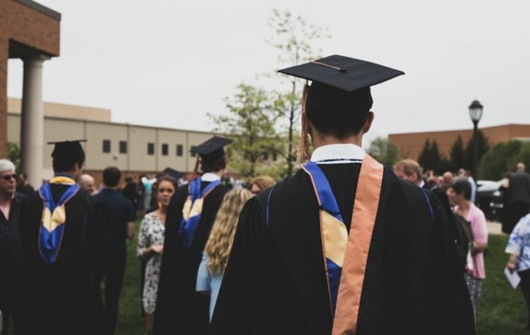 Buket Bunga Hadiah Wisuda Paling Gak Guna, Mending Es Teh (Unsplash)