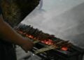 4 Akal-akalan Penjual Sate Ayam “Mempermainkan” Harga demi Untung Besar, tapi Bikin Pembeli Kapok Mojok.co
