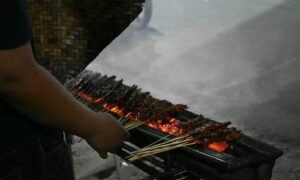 4 Akal-akalan Penjual Sate Ayam demi Meraup Cuan Besar, tapi Merugikan Pembeli