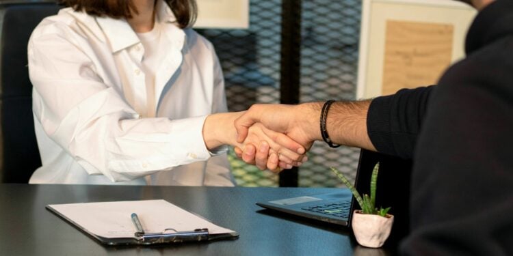 Derita Fresh Graduate Hari Ini: Lapangan Kerja Kian Sempit dan Syarat Lowongan Kerja Makin Aneh Mojok.co