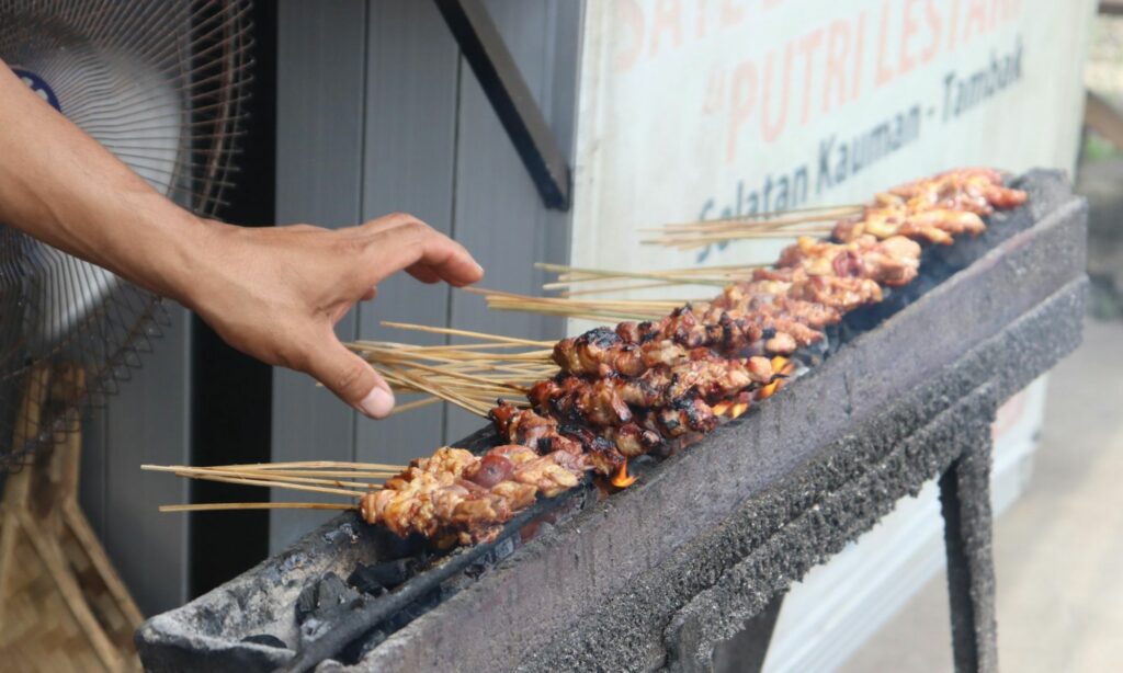 Jangan Nekat Buka Usaha Sate Kambing di Tegal, Prospeknya Memang Menggiurkan, tapi Tantangannya Besar Mojok.co