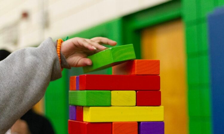 Banting Setir dari Jurusan Manajemen Jadi Guru PAUD, Dianggap Aneh dan Nggak Punya Masa Depan Mojok.co