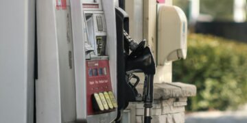 Derita Operator SPBU: Gaji UMR dan Harus Nombok Duit kalau Ada Kekurangan Mojok.co