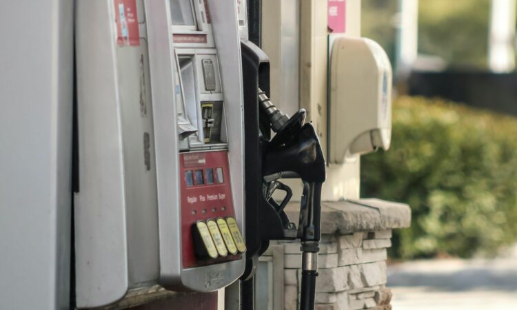 Derita Operator SPBU: Gaji UMR dan Harus Nombok Duit kalau Ada Kekurangan Mojok.co