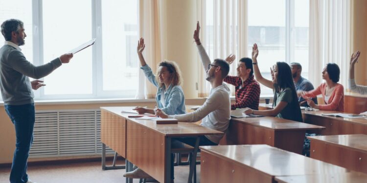 Mempertanyakan Orang-orang yang Masih Tertarik Kuliah Jurusan Pendidikan, padahal Lulusannya Banyak yang Sengsara Mojok.co