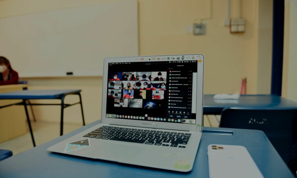 Saya Sakit Hati Mahasiswa Universitas Terbuka Dituduh Cuma Kejar Gelar, Nyatanya Kami Sungguh-sungguh Belajar Mojok.co