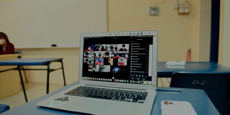 Saya Sakit Hati Mahasiswa Universitas Terbuka Dituduh Cuma Kejar Gelar, Nyatanya Kami Sungguh-sungguh Belajar Mojok.co