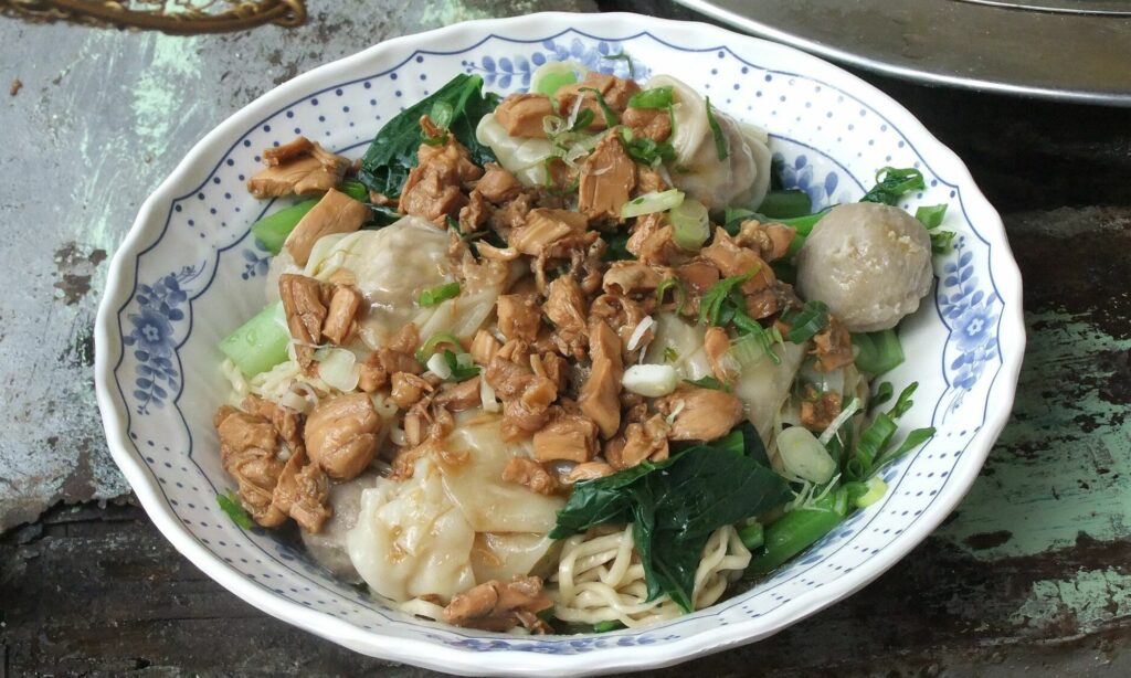 Mie Ayam, Makanan yang Nyaris Tanpa Cela kecuali Sausnya Mojok.co