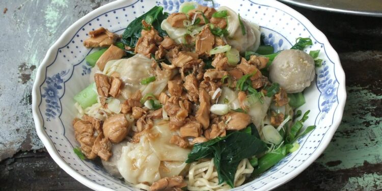 Mie Ayam, Makanan yang Nyaris Tanpa Cela kecuali Sausnya Mojok.co