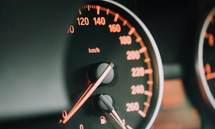 Lampu LED Silau dan Knalpot Racing, Modifikasi Mobil yang Paling Saya Benci karena Mengganggu Banget Mojok.co