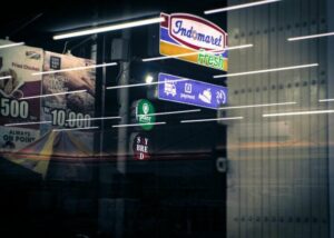 Karyawan Indomaret itu Seperti Superhero yang Harus Multitasking, Nggak Cuma Display Barang tapi juga Merangkap Warung Makan