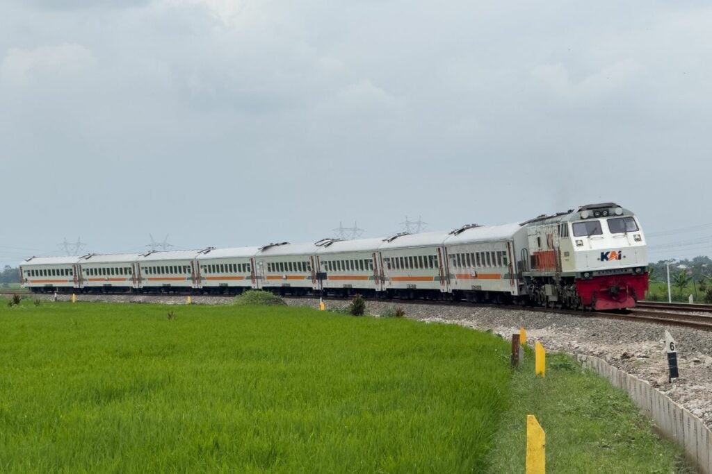 Kereta Pasundan: Selamat Tinggal Kursi Tegak dan Adu Dengkul