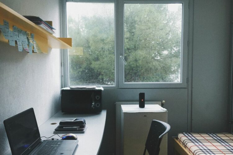 4 Aturan Tidak Tertulis Tinggal di Kos Campur biar Nggak Ada Drama