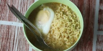 Indomie Bukan Makanan Legendaris, Ia Cuma Simbol Krisis dan Kemiskinan Kolektif