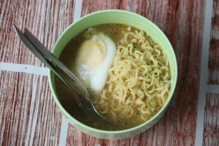 Indomie Bukan Makanan Legendaris, Ia Cuma Simbol Krisis dan Kemiskinan Kolektif