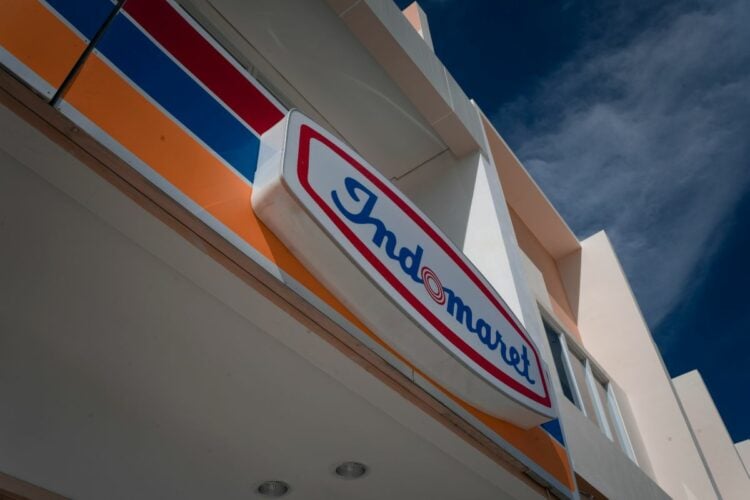 Kursi Besi Indomaret Tak Lagi Istimewa, Kulkas Indomaret Justru Sebaik-baiknya Tempat untuk Merenung