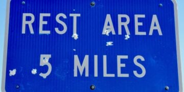 Rest Area 754 A Tol Surabaya-Gempol Mirip Mal: Nggak Cuma Restoran dan Kafe, Toko Baju pun Ada di Sini